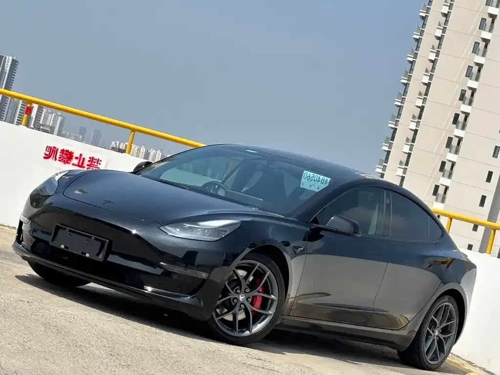Tesla Model 3 — фото 1