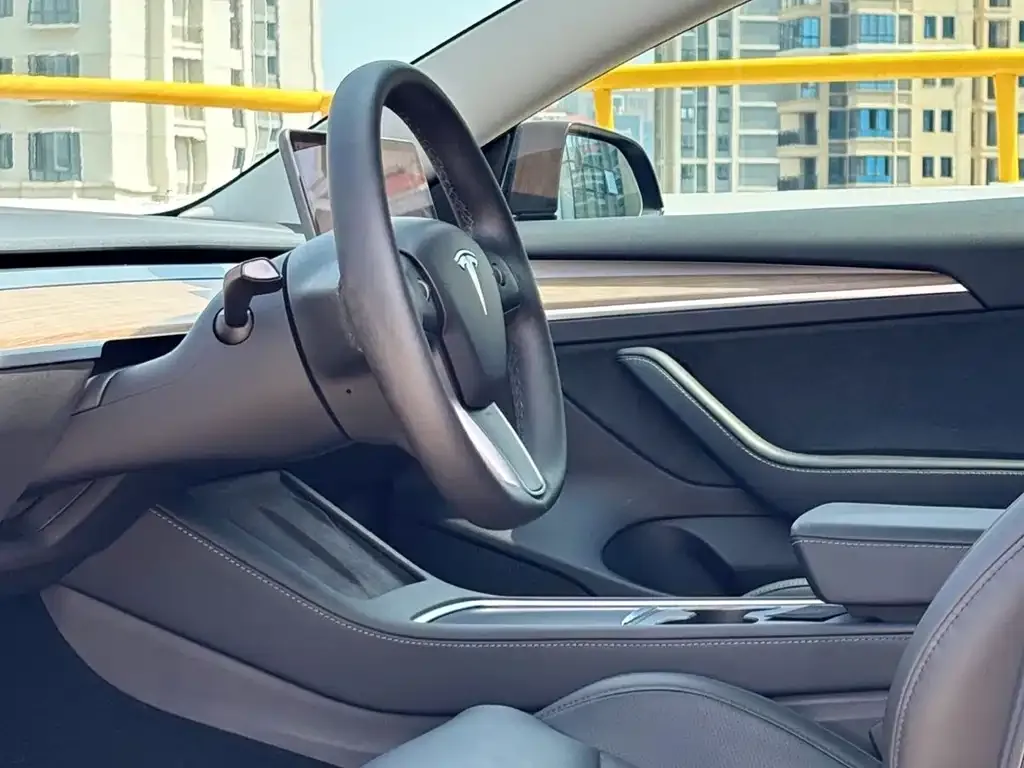 Tesla Model 3 — фото 9