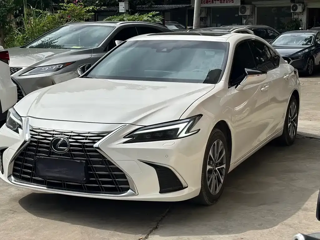 Lexus ES — фото 1