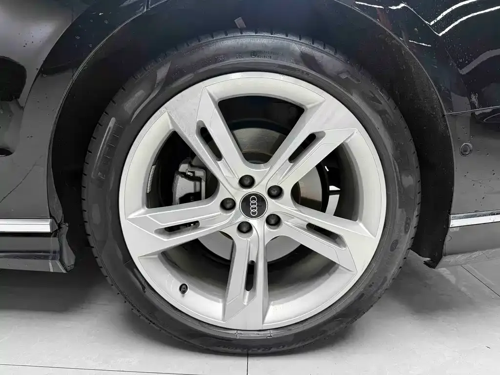 Audi A8 2023 из CN, фото 4