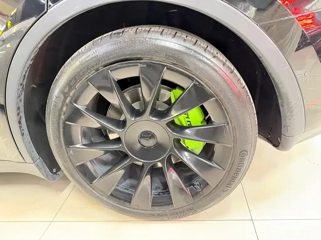 Tesla Model Y — фото 10