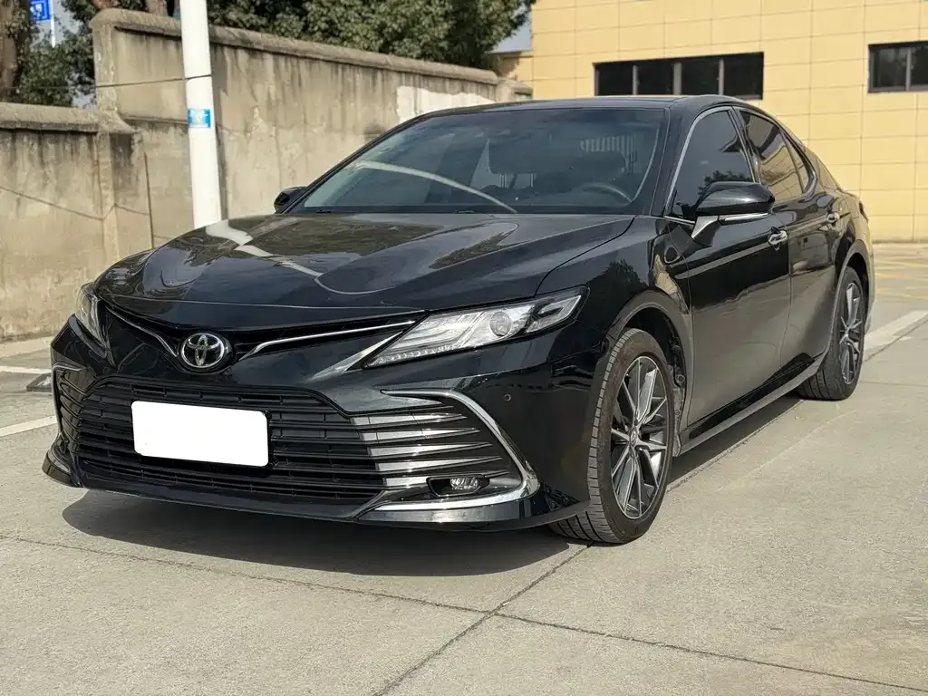 Toyota Camry — фото 1