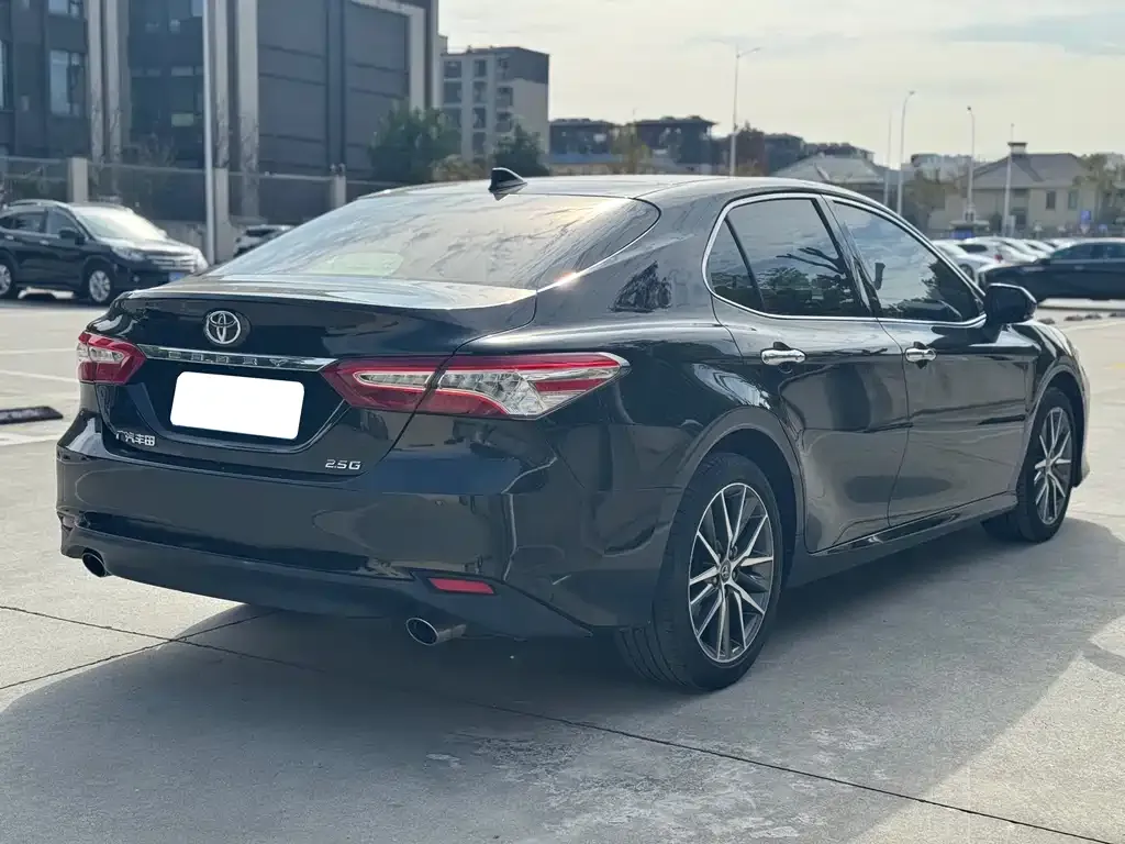 Toyota Camry — фото 3