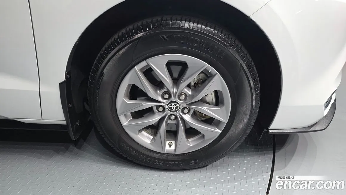 Toyota Sienna — фото 4