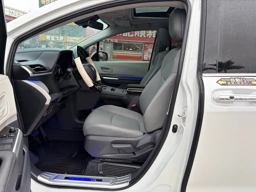 Toyota Granvia 2024 из CN, фото 5