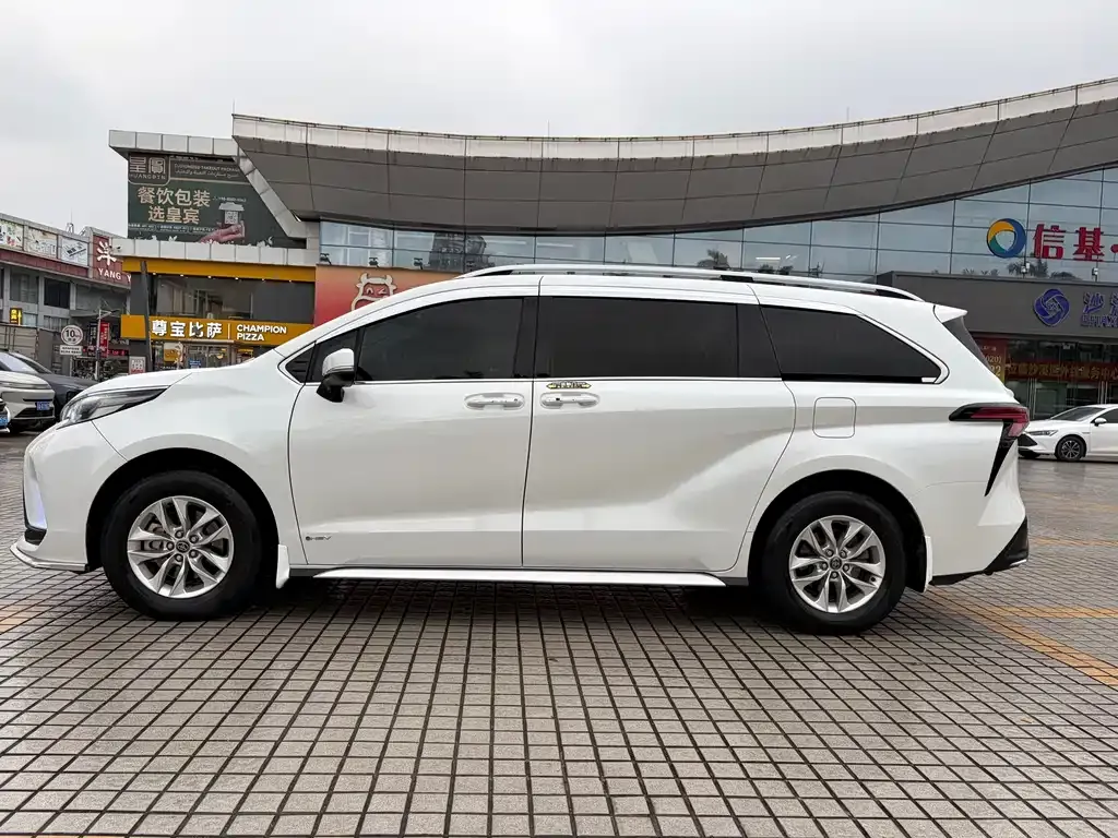 Toyota Granvia 2024 из CN, фото 8