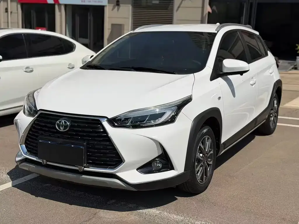 Toyota Yaris L — фото 1