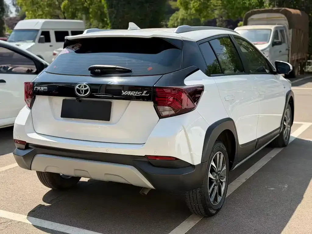 Toyota Yaris L — фото 10
