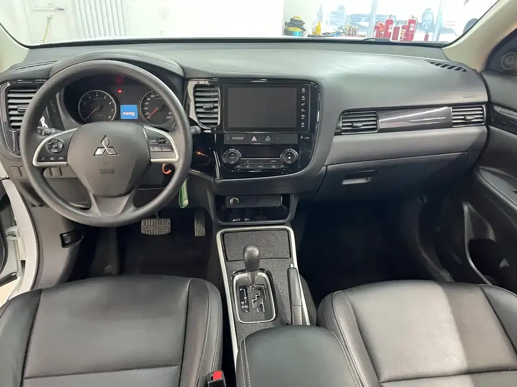 Mitsubishi Outlander — фото 3