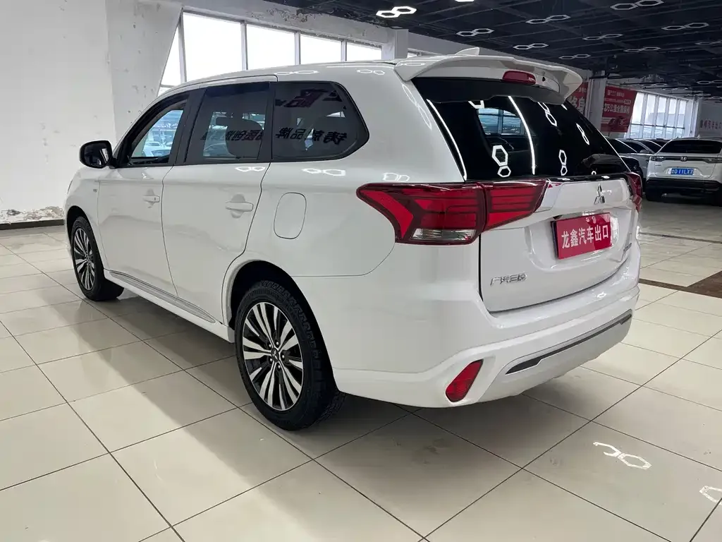 Mitsubishi Outlander — фото 10