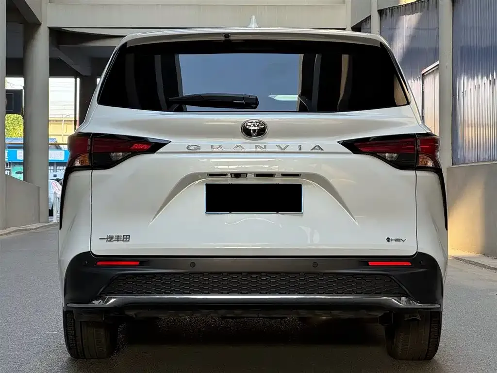 Toyota Granvia — фото 10