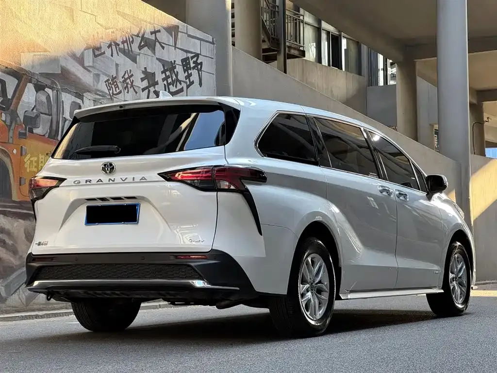 Toyota Granvia — фото 2