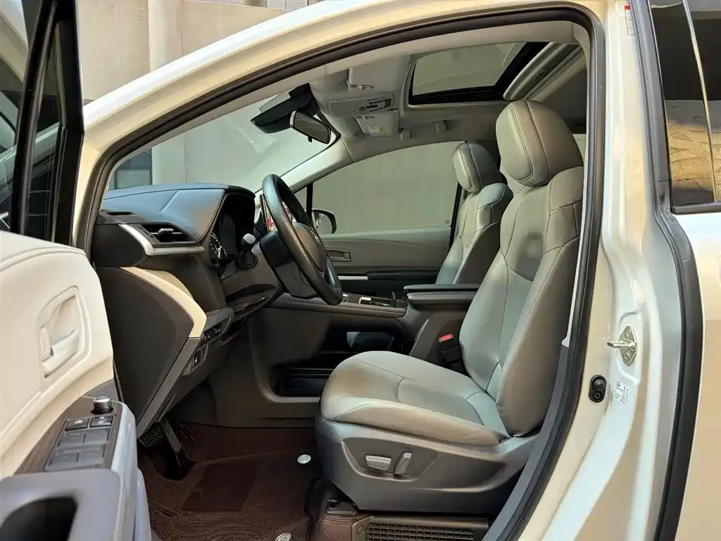 Toyota Granvia — фото 4