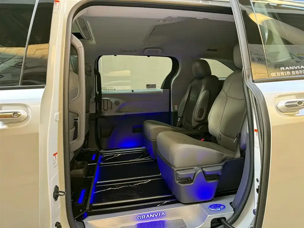 Toyota Granvia — фото 3