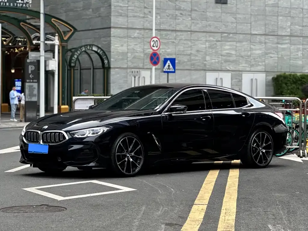 BMW 8 Series — фото 1