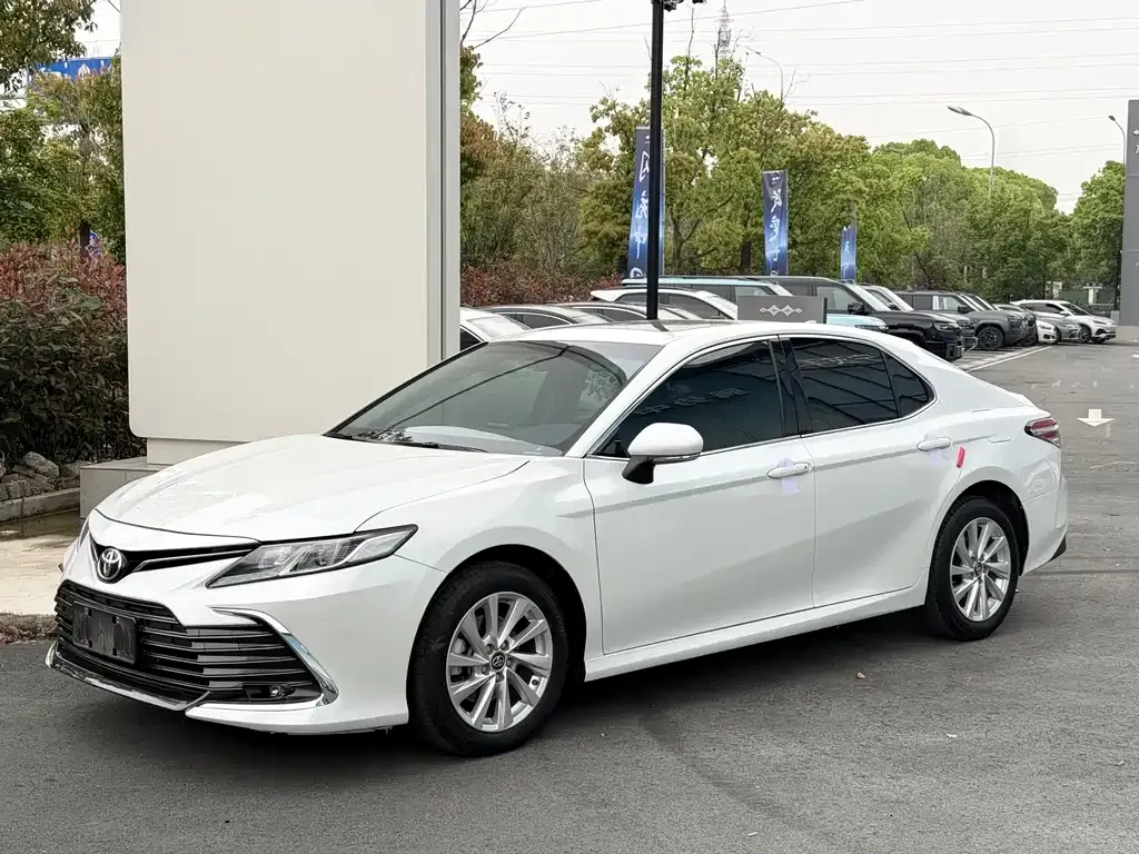 Toyota Camry — фото 1