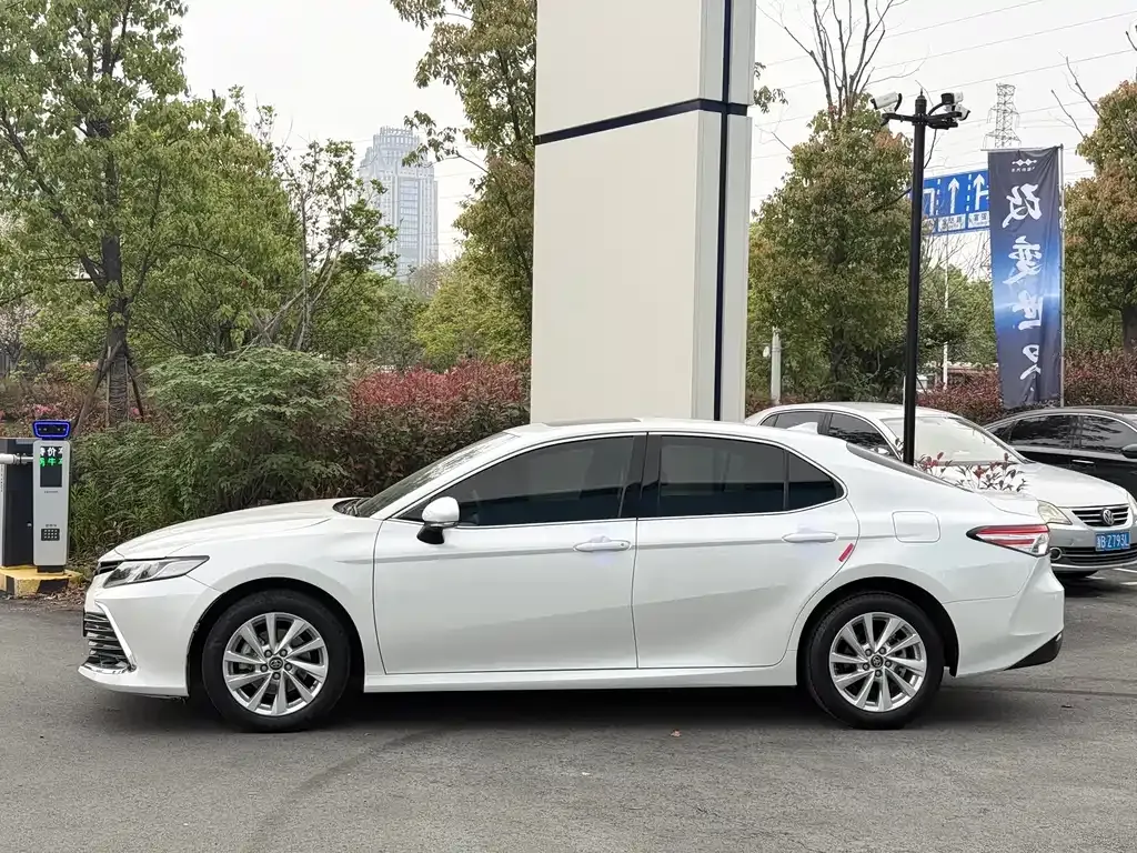 Toyota Camry — фото 10