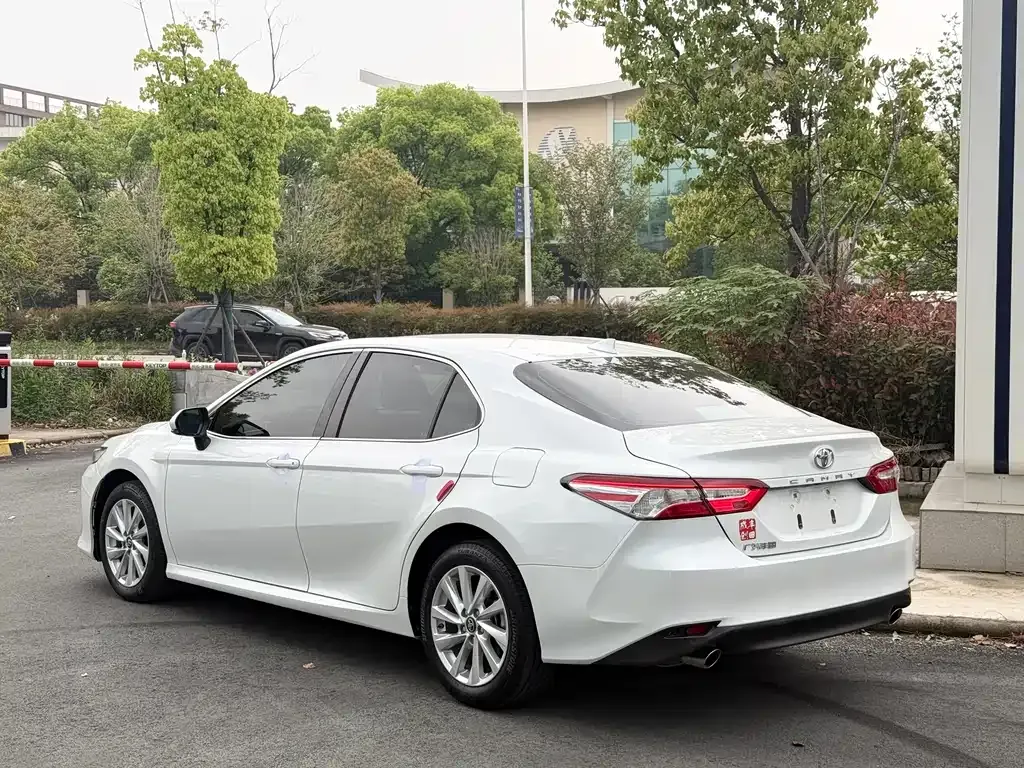 Toyota Camry — фото 5