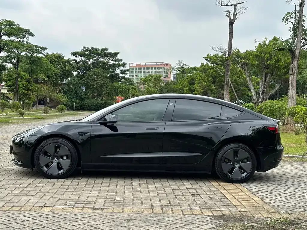 Tesla Model 3 — фото 10