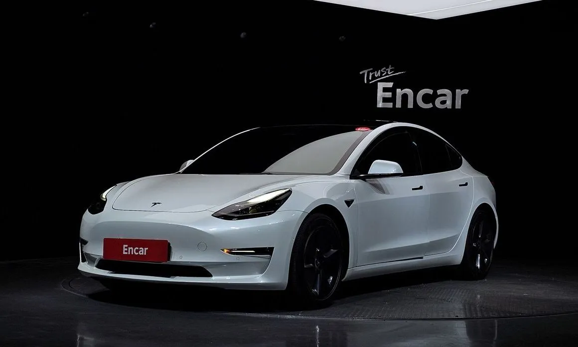 Tesla Model 3 — фото 1