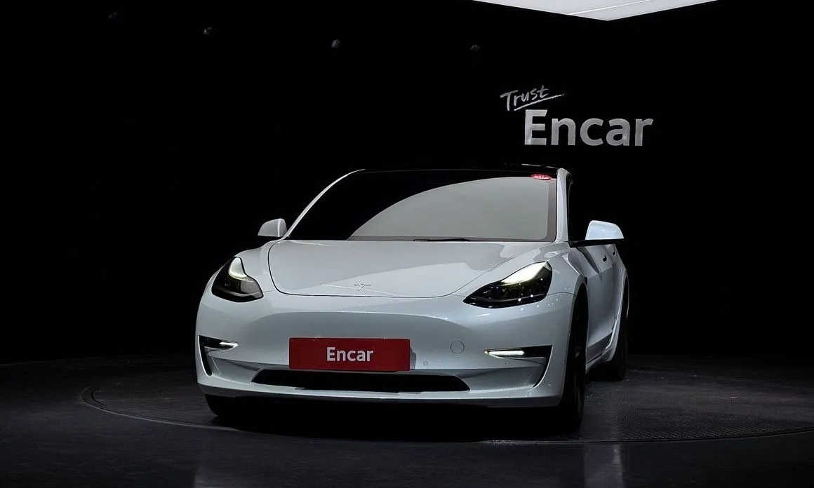 Tesla Model 3 — фото 3