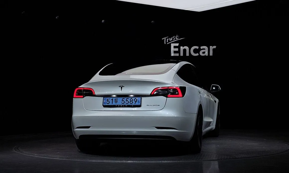 Tesla Model 3 — фото 7