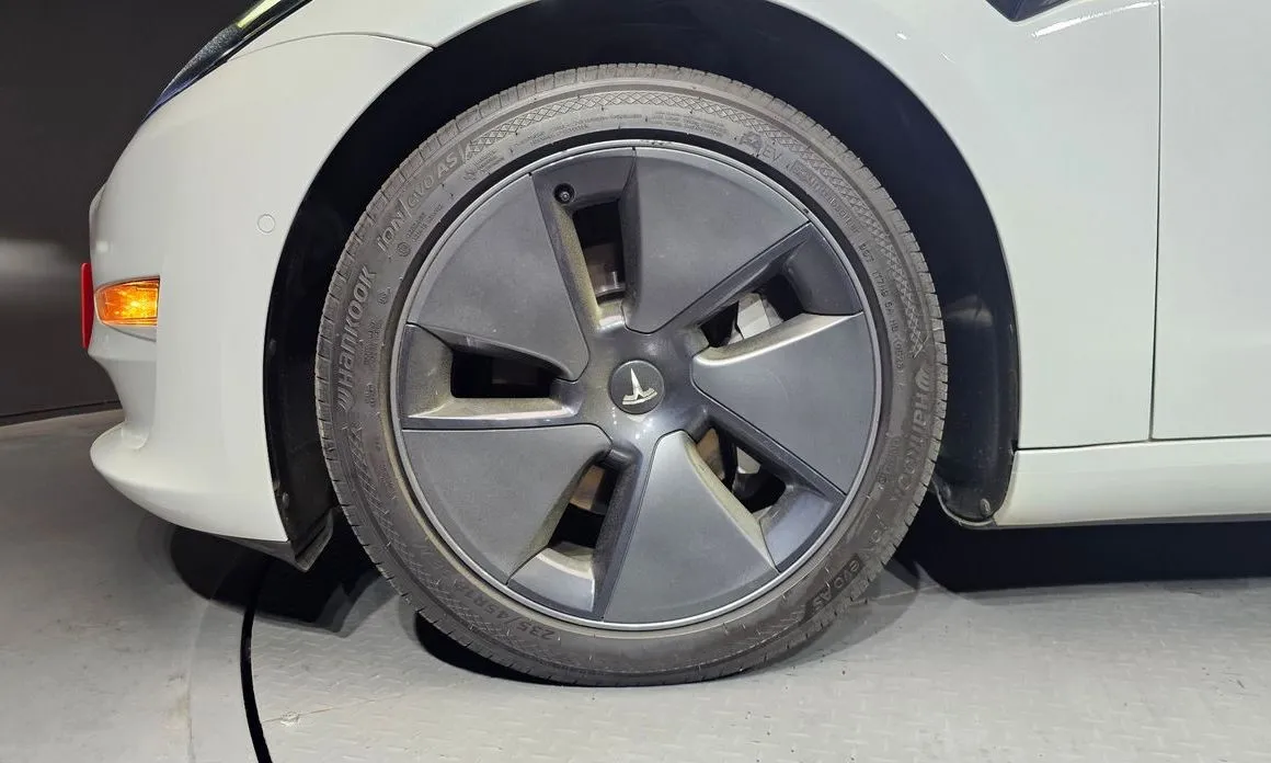 Tesla Model 3 — фото 10