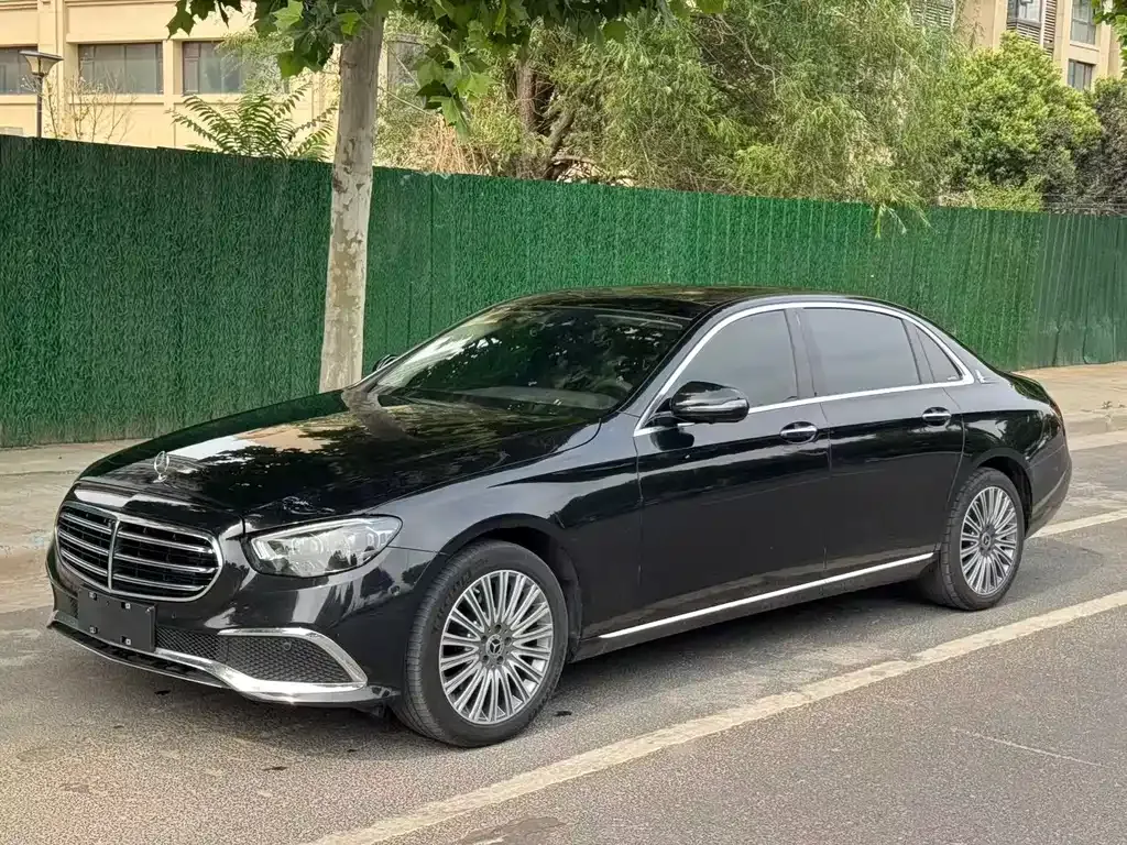 Mercedes-Benz E-Class — фото 1