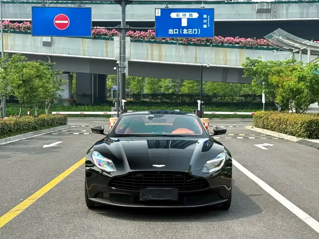 Aston Martin DB11 2023 из CN, фото 1