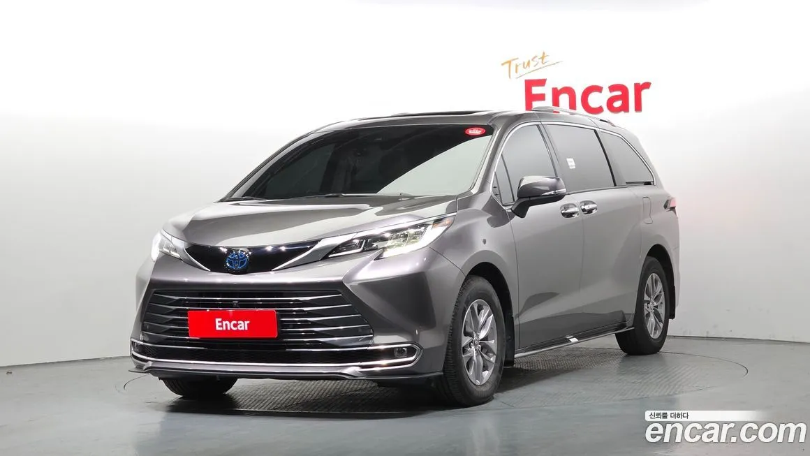 Toyota Sienna — фото 1