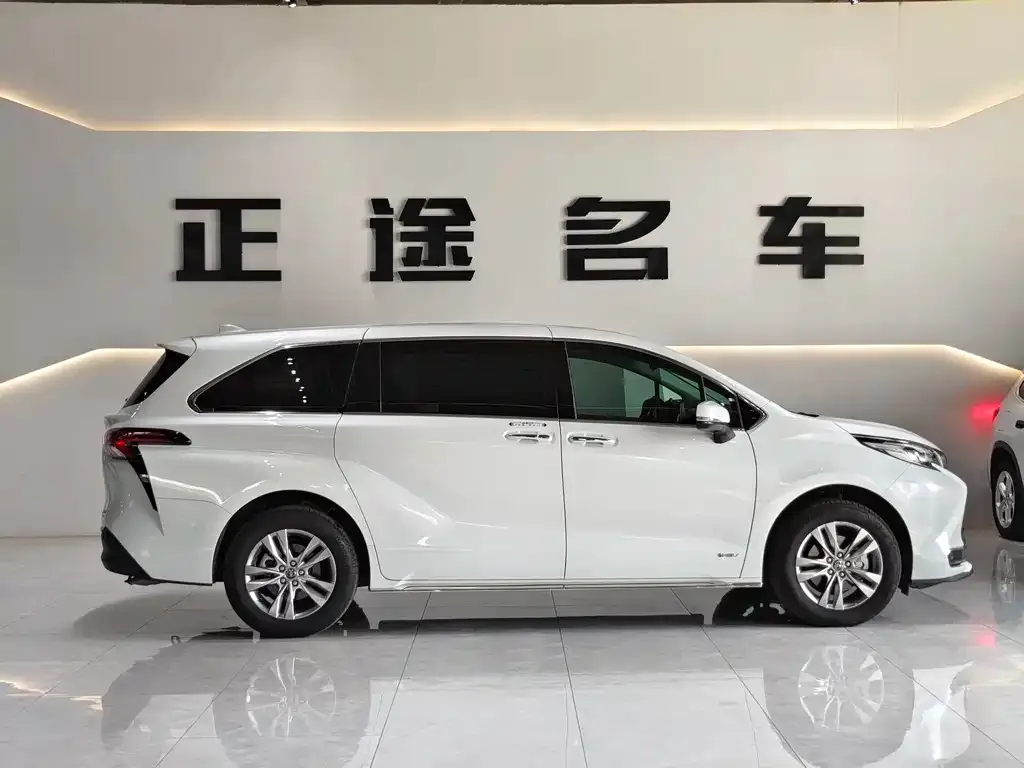 Toyota Sienna — фото 3