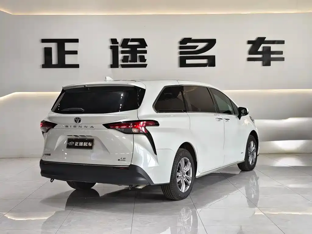 Toyota Sienna — фото 5