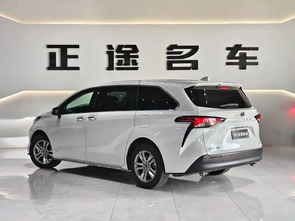 Toyota Sienna — фото 6