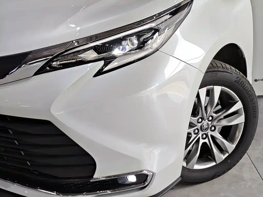 Toyota Sienna — фото 8
