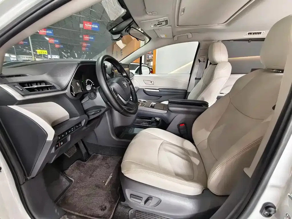 Toyota Sienna — фото 10