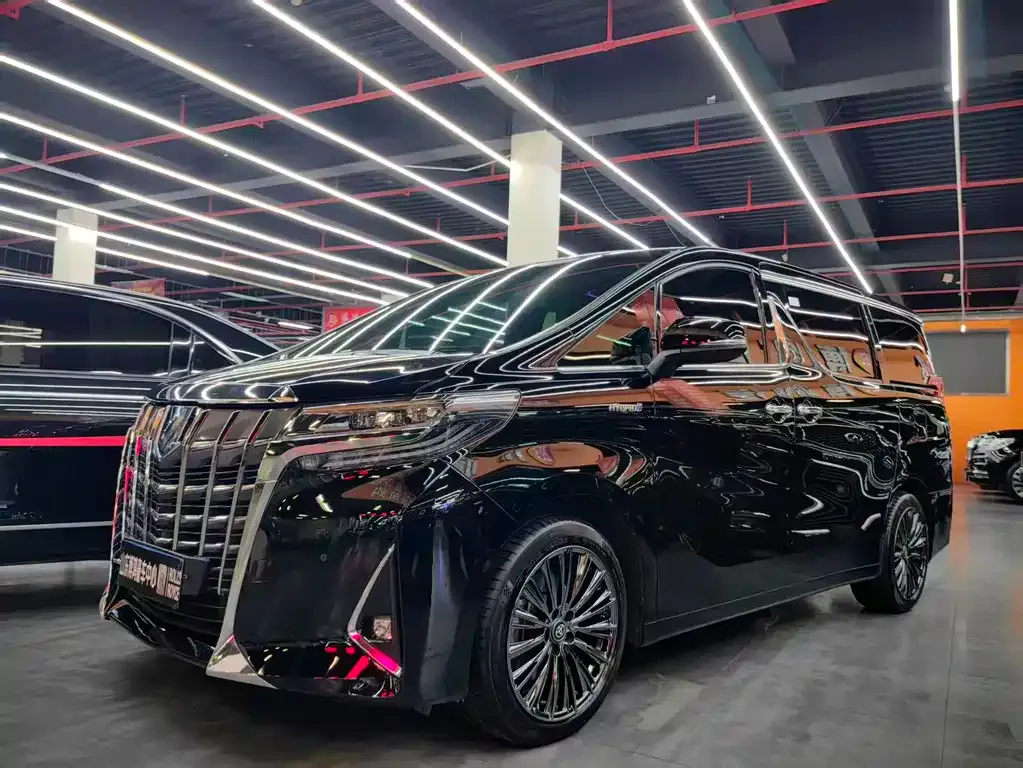 Toyota Alphard — фото 1