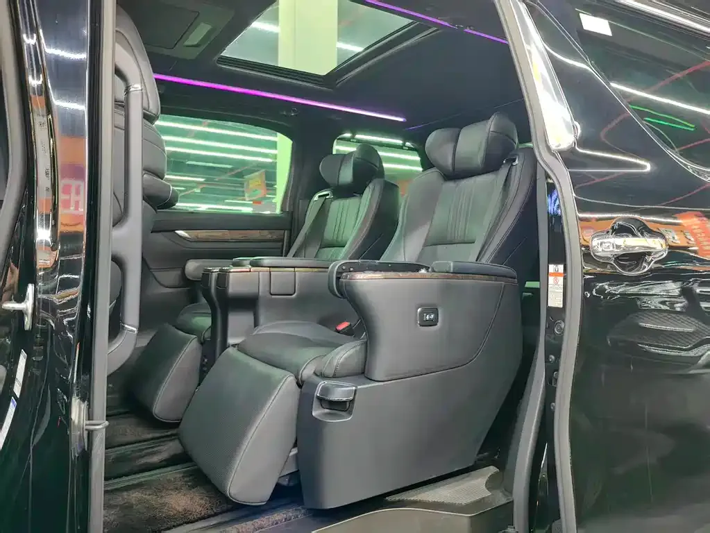 Toyota Alphard — фото 10