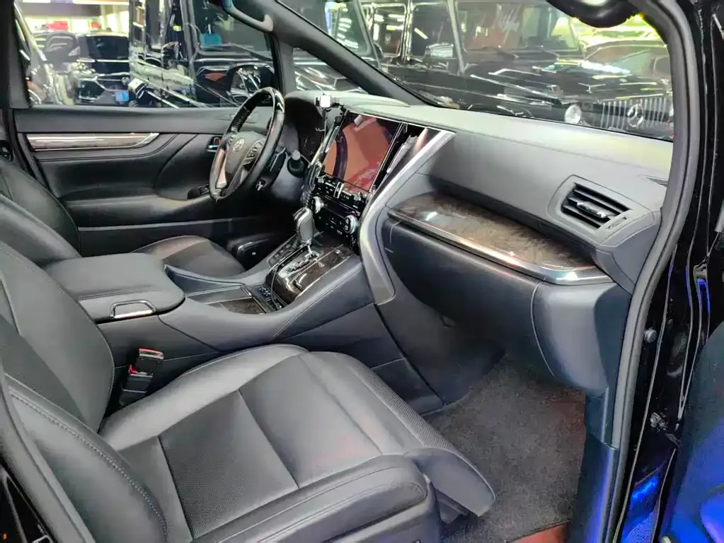 Toyota Alphard — фото 2