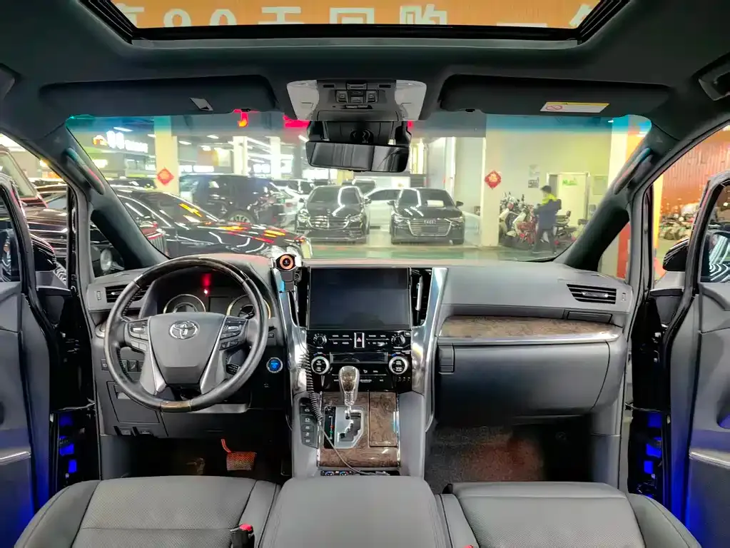 Toyota Alphard — фото 4