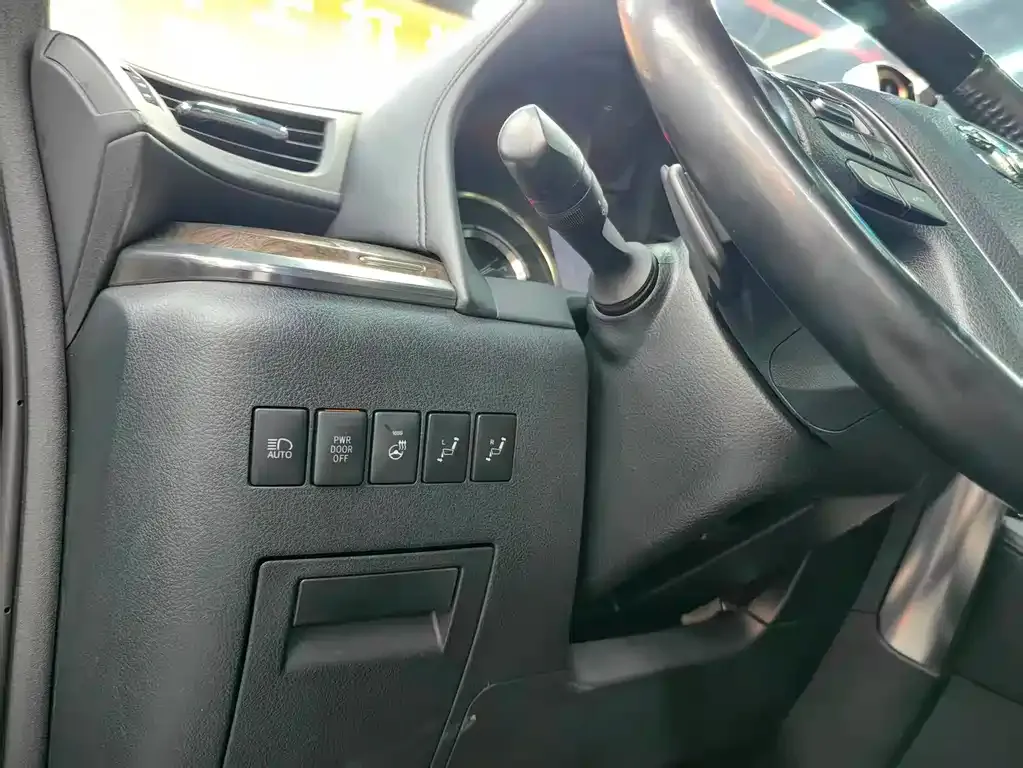 Toyota Alphard — фото 7