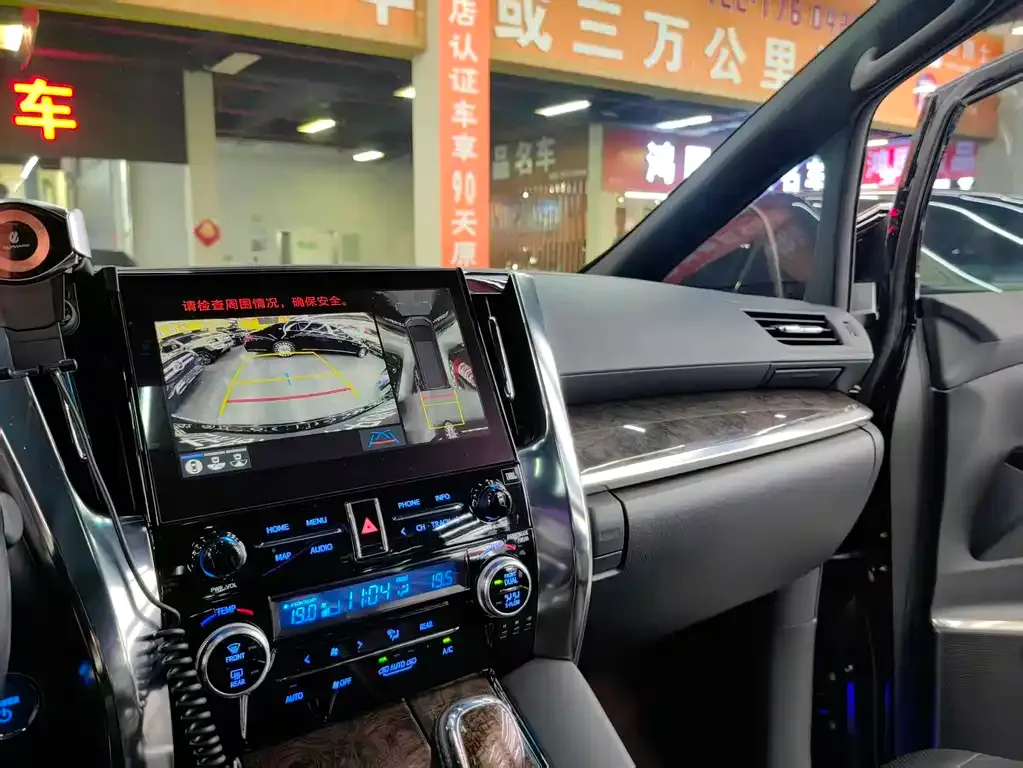 Toyota Alphard — фото 6