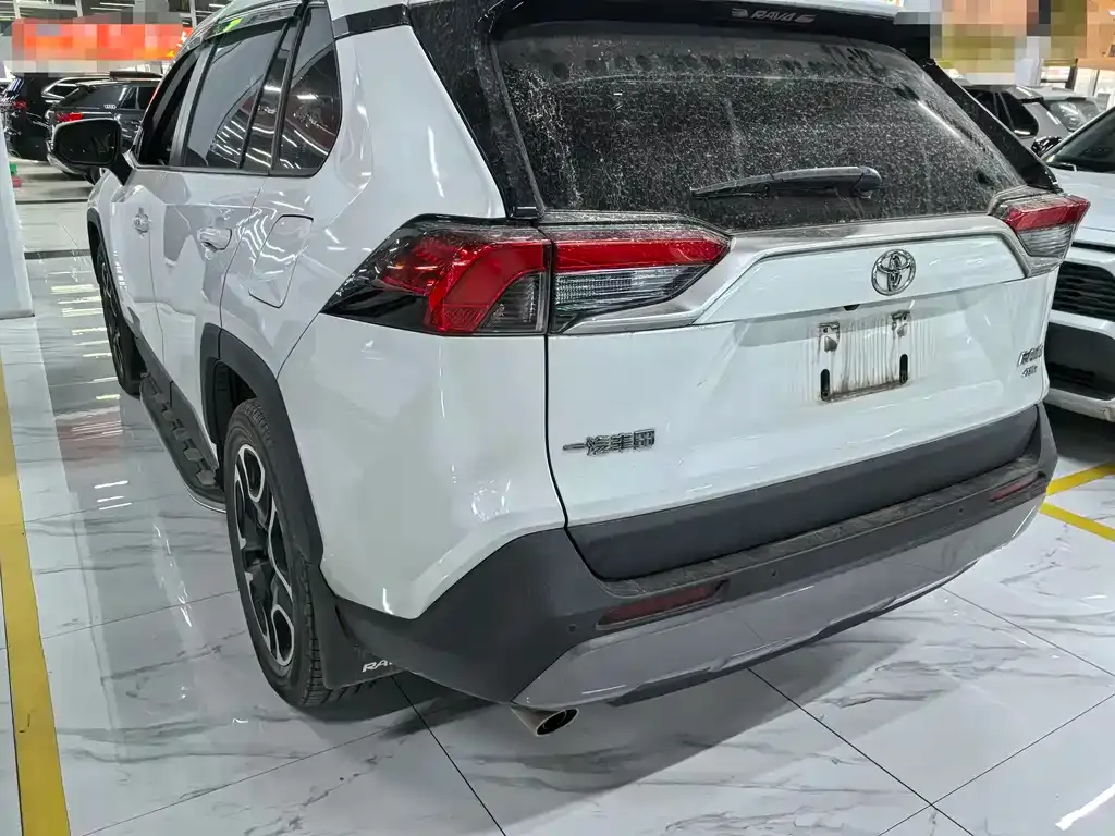 Toyota RAV4 — фото 8