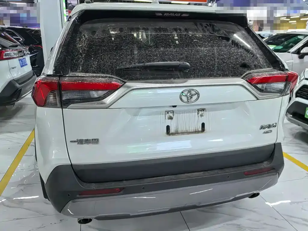 Toyota RAV4 — фото 10
