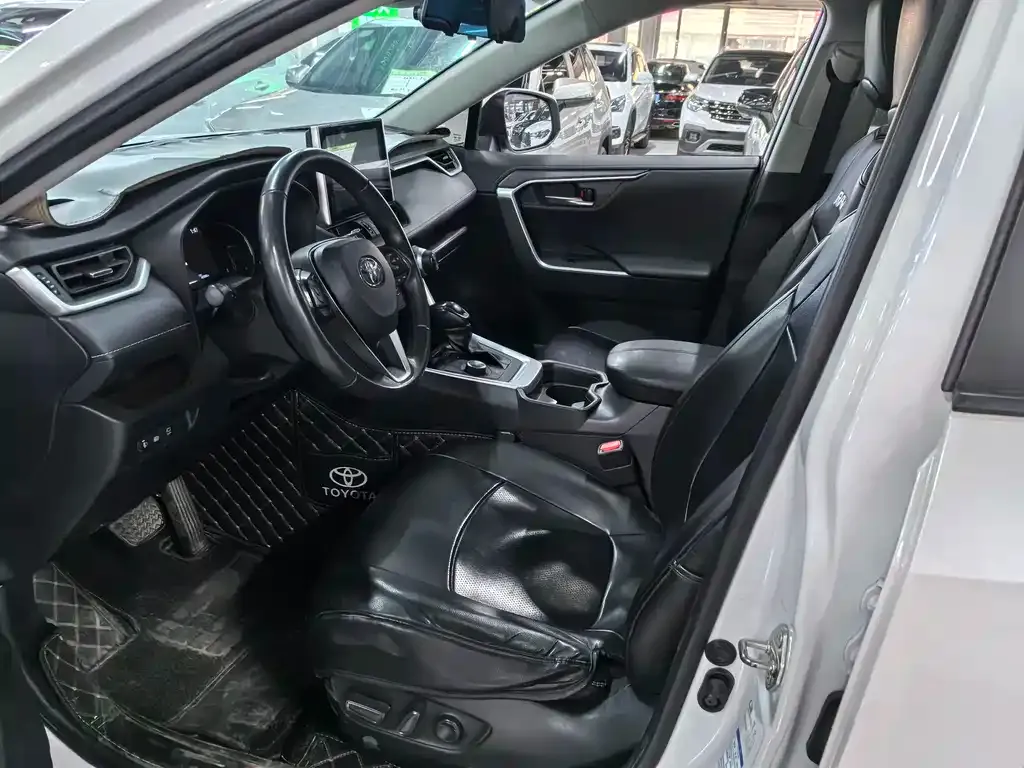 Toyota RAV4 — фото 7