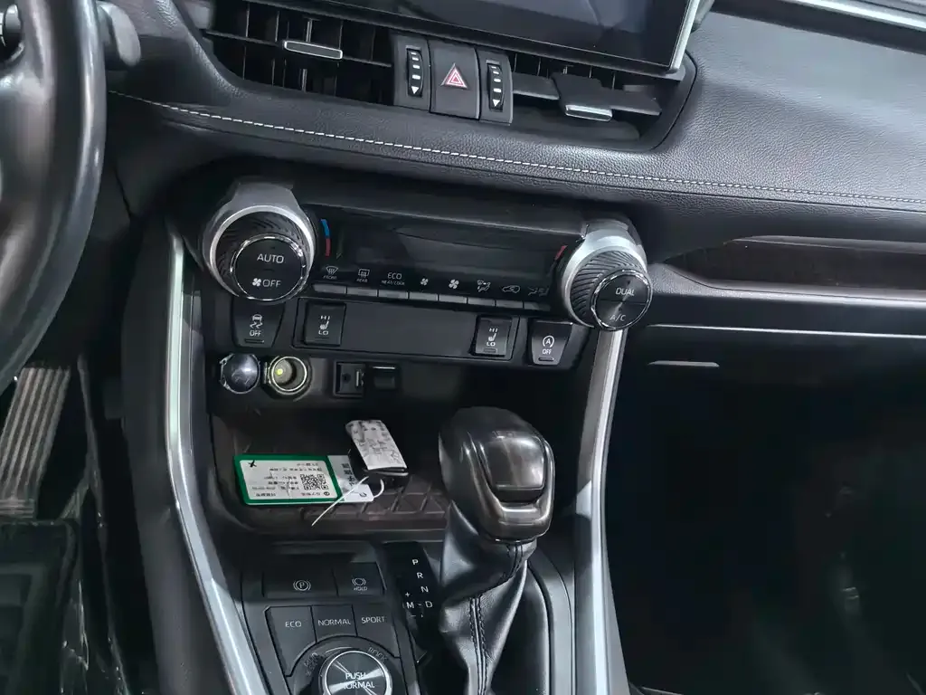 Toyota RAV4 — фото 4