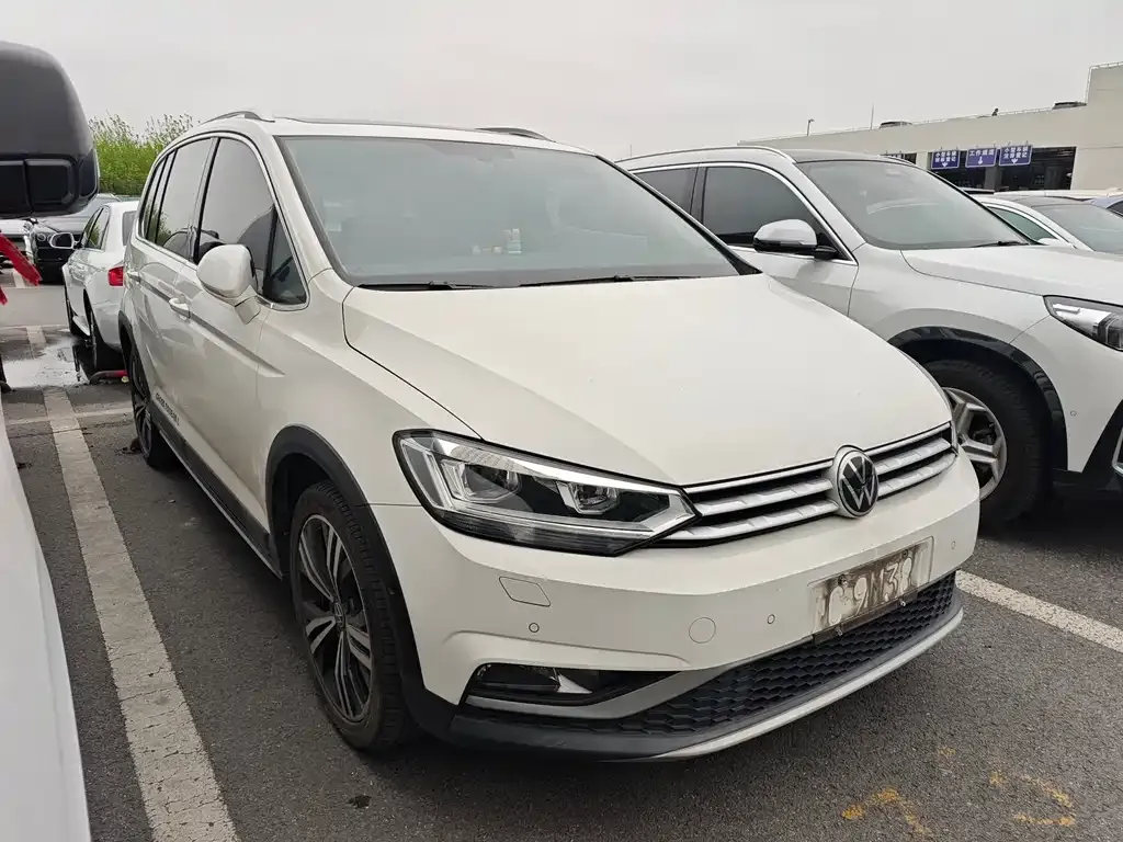 Volkswagen Touran 2022 из CN, фото 2