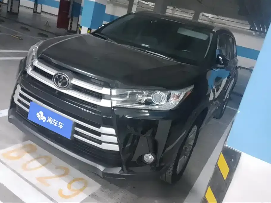 Toyota Highlander — фото 1