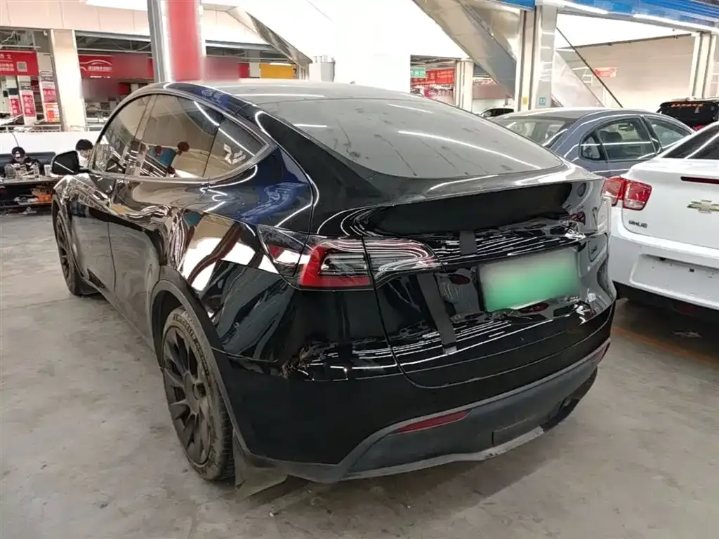 Tesla Model Y — фото 10