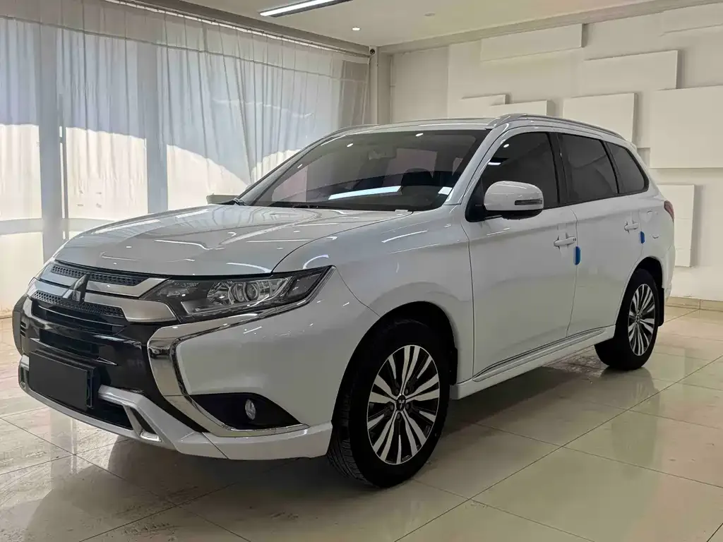 Mitsubishi Outlander — фото 1