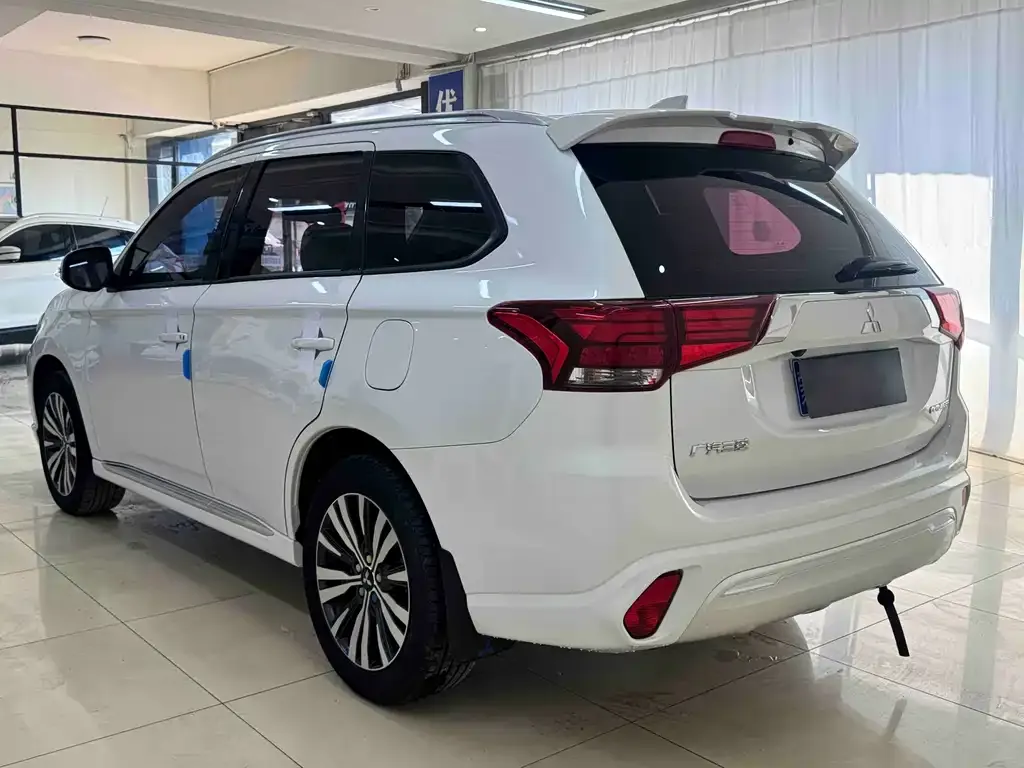 Mitsubishi Outlander — фото 7